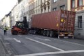 LKW gegen Bruecke wegen Rettungsgasse Koeln Muelheim P49